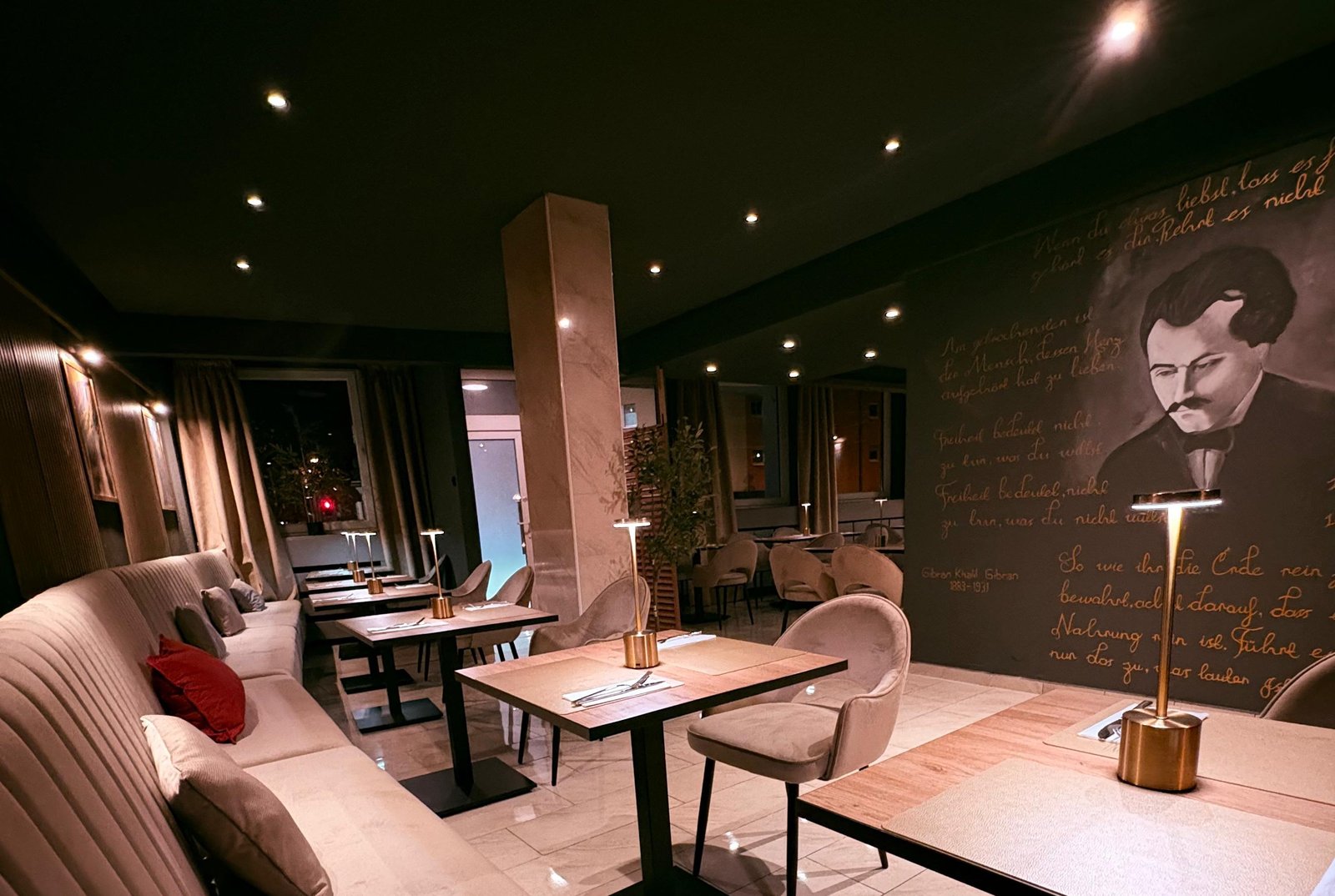 ORÁ interior – elegant ambience